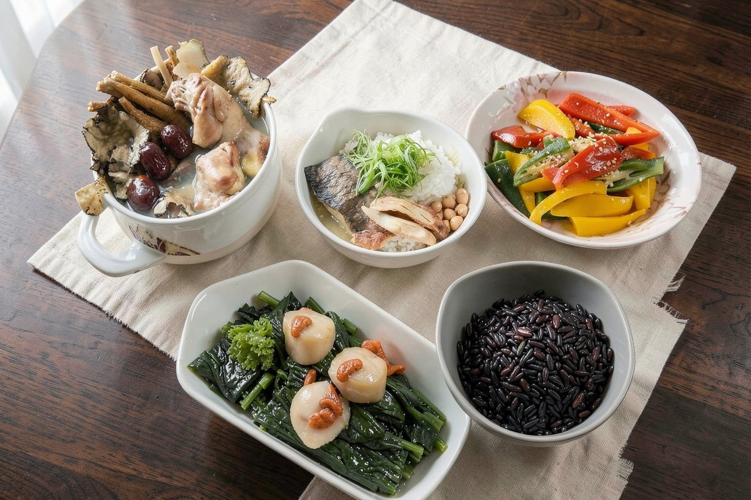 御品月子餐一餐組合:藥膳雞湯、煎魚片飯、干貝菠菜、黑米飯與彩椒